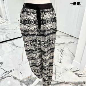 2B Bebe black and white print loose fitted pants